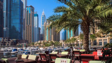 Dubai Yat Limanı genel bakış. Şehir manzarası hattı.
