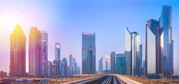 Dubai Yat Limanı genel bakış. Şehir manzarası hattı.