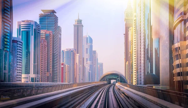 Dubai Yat Limanı genel bakış. Şehir manzarası hattı.