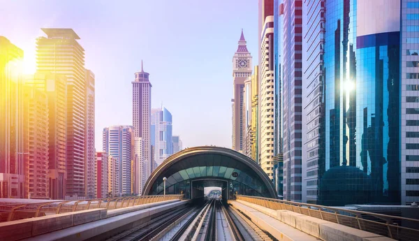 Dubai Yat Limanı genel bakış. Şehir manzarası hattı.