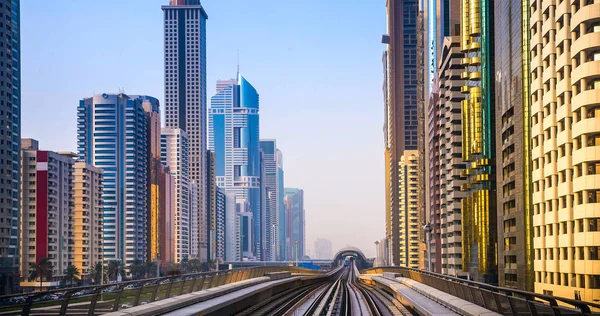 Dubai Yat Limanı genel bakış. Şehir manzarası hattı.