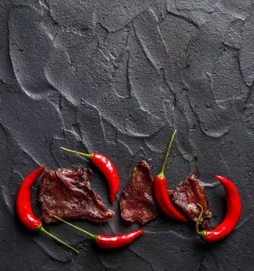 İnce pişmemiş füme domuz eti ve sığır sosisi. Şarküteri eti.