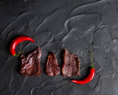 İnce pişmemiş füme domuz eti ve sığır sosisi. Şarküteri eti.