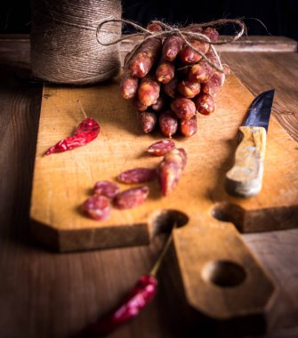 İnce pişmemiş füme domuz eti ve sığır sosisi. Şarküteri eti.