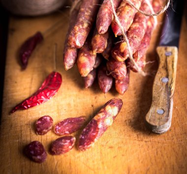 İnce pişmemiş füme domuz eti ve sığır sosisi. Şarküteri eti.