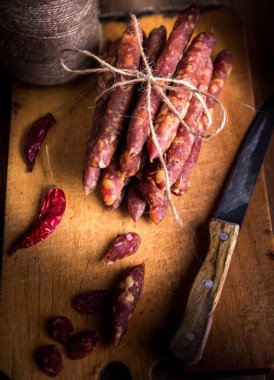 İnce pişmemiş füme domuz eti ve sığır sosisi. Şarküteri eti.