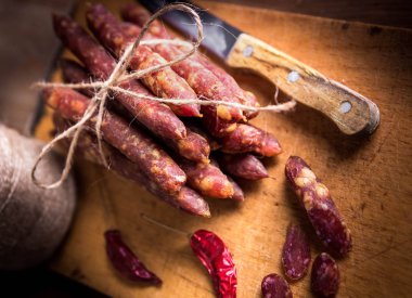 İnce pişmemiş füme domuz eti ve sığır sosisi. Şarküteri eti.