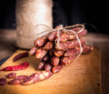 İnce pişmemiş füme domuz eti ve sığır sosisi. Şarküteri eti.