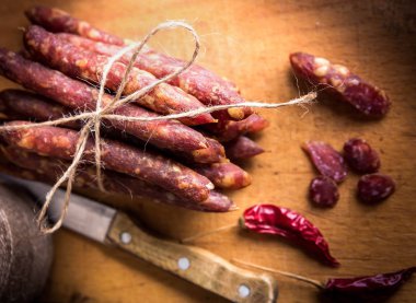 İnce pişmemiş füme domuz eti ve sığır sosisi. Şarküteri eti.