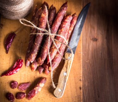 İnce pişmemiş füme domuz eti ve sığır sosisi. Şarküteri eti.