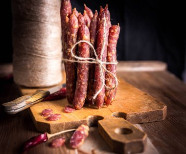 İnce pişmemiş füme domuz eti ve sığır sosisi. Şarküteri eti.