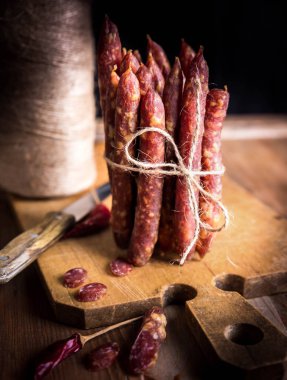 İnce pişmemiş füme domuz eti ve sığır sosisi. Şarküteri eti.