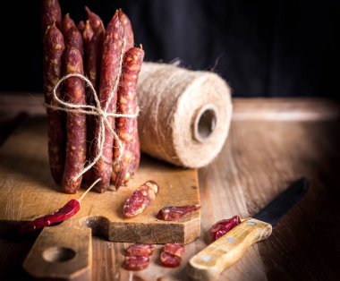 İnce pişmemiş füme domuz eti ve sığır sosisi. Şarküteri eti.