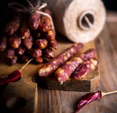 İnce pişmemiş füme domuz eti ve sığır sosisi. Şarküteri eti.