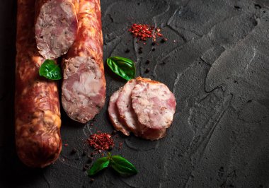 Domuz eti ve sığır eti eti lezzetleri yapılan Drogobych sosis.