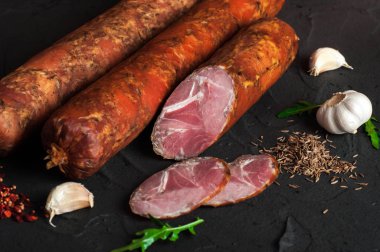 Domuz eti ve sığır eti eti lezzetleri yapılan Drogobych sosis.