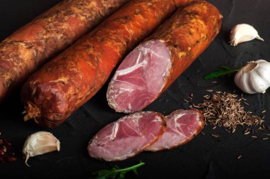 Domuz eti ve sığır eti eti lezzetleri yapılan Drogobych sosis.