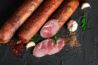 Domuz eti ve sığır eti eti lezzetleri yapılan Drogobych sosis.