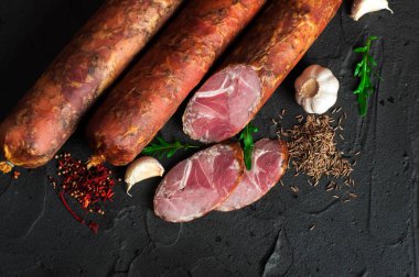 Domuz eti ve sığır eti eti lezzetleri yapılan Drogobych sosis.