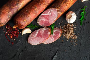 Domuz eti ve sığır eti eti lezzetleri yapılan Drogobych sosis.