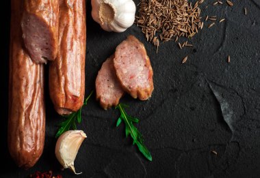 Domuz eti ve sığır eti eti lezzetleri yapılan Drogobych sosis.