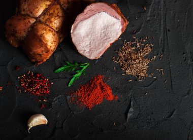 Lezzetli sulu füme domuz balyk. Şarküteri eti