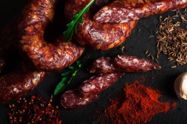 İnce pişmemiş füme domuz eti ve sığır sosisi. Şarküteri eti.