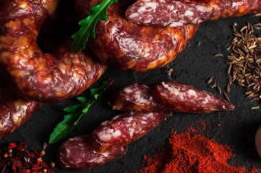 İnce pişmemiş füme domuz eti ve sığır sosisi. Şarküteri eti.