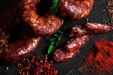 İnce pişmemiş füme domuz eti ve sığır sosisi. Şarküteri eti.