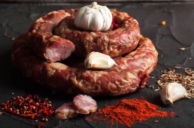 İnce pişmemiş füme domuz eti ve sığır sosisi. Şarküteri eti.
