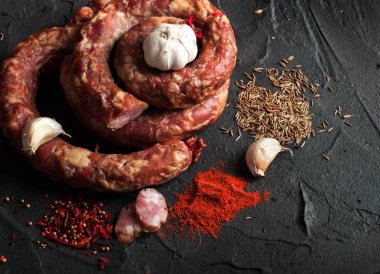 İnce pişmemiş füme domuz eti ve sığır sosisi. Şarküteri eti.