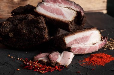 İnce pişmemiş füme domuz eti ve sığır sosisi. Şarküteri eti.