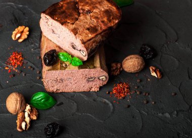 İnce pişmemiş füme domuz eti ve sığır sosisi. Şarküteri eti.