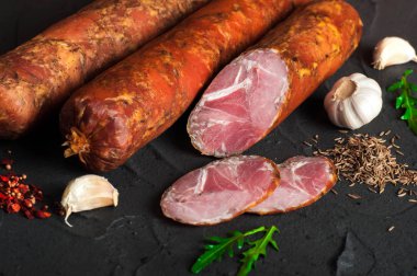 Domuz eti ve sığır eti eti lezzetleri yapılan Drogobych sosis.