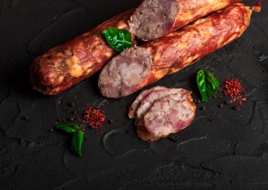 Domuz eti ve sığır eti eti lezzetleri yapılan Drogobych sosis.