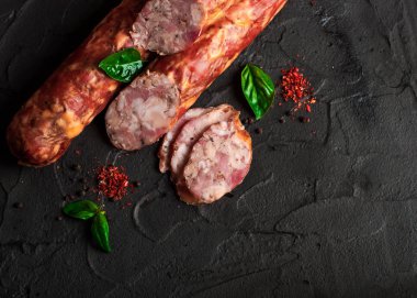 Domuz eti ve sığır eti eti lezzetleri yapılan Drogobych sosis.