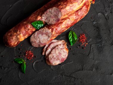 Domuz eti ve sığır eti eti lezzetleri yapılan Drogobych sosis.