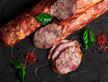 Domuz eti ve sığır eti eti lezzetleri yapılan Drogobych sosis.