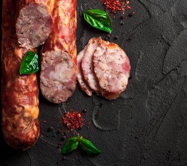 Domuz eti ve sığır eti eti lezzetleri yapılan Drogobych sosis.