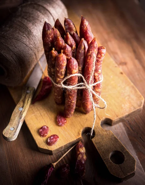 İnce pişmemiş füme domuz eti ve sığır sosisi. Şarküteri eti.