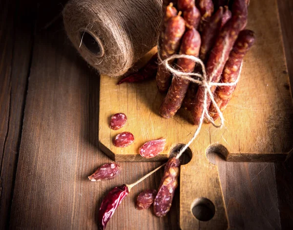 İnce pişmemiş füme domuz eti ve sığır sosisi. Şarküteri eti.