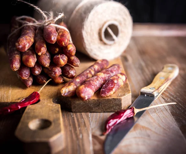 İnce pişmemiş füme domuz eti ve sığır sosisi. Şarküteri eti.