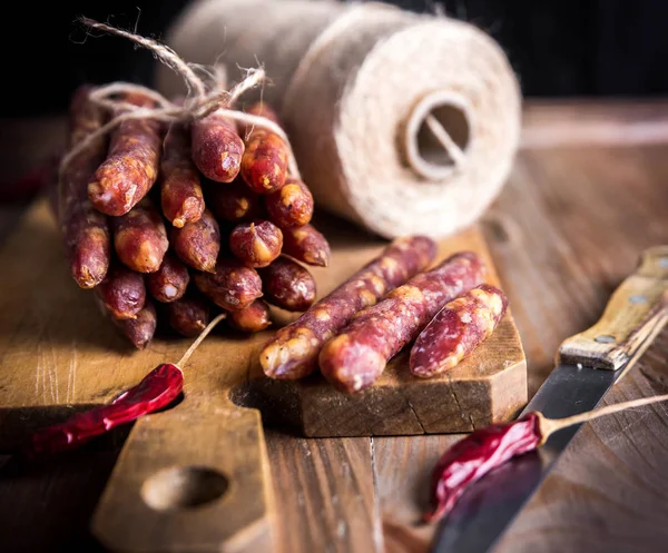 İnce pişmemiş füme domuz eti ve sığır sosisi. Şarküteri eti.