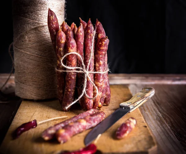 İnce pişmemiş füme domuz eti ve sığır sosisi. Şarküteri eti.