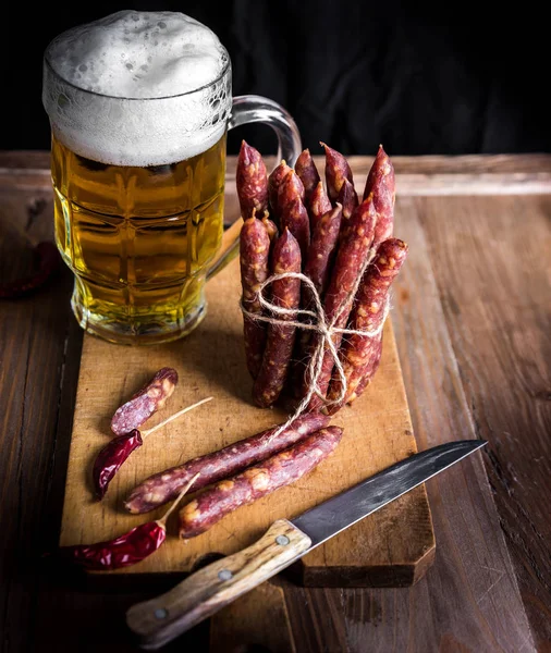 익히지 돼지고기와 쇠고기 소시지 델리카트슨 — 스톡 사진