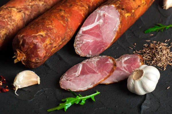 Domuz eti ve sığır eti eti lezzetleri yapılan Drogobych sosis.