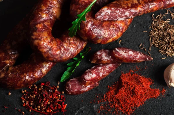 İnce pişmemiş füme domuz eti ve sığır sosisi. Şarküteri eti.