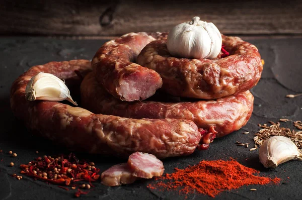 İnce pişmemiş füme domuz eti ve sığır sosisi. Şarküteri eti.