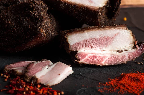 薄い未調理のスモークポークとビーフソーセージ デリカテッセン肉 — ストック写真
