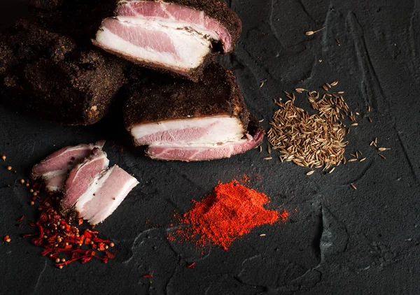 薄い未調理のスモークポークとビーフソーセージ デリカテッセン肉 — ストック写真